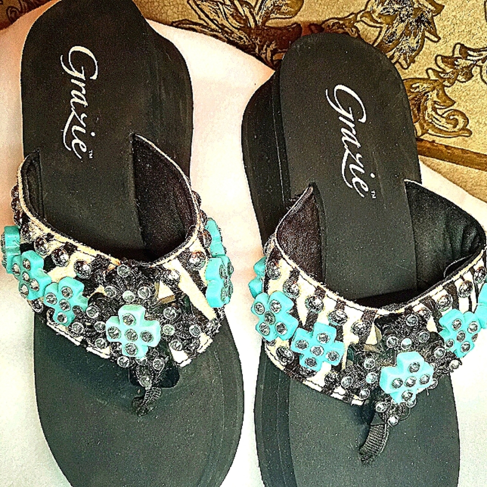 Grazie flip flop sandals with Zebra strap. Size 6